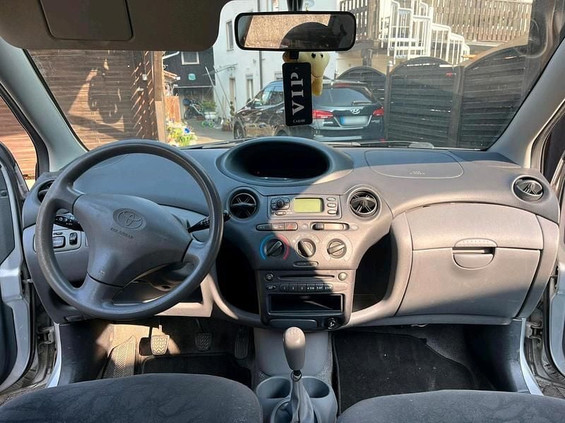 Gebraucht Toyota Yaris 89 PS (65 kW) 2002 Silber Kleinwagen