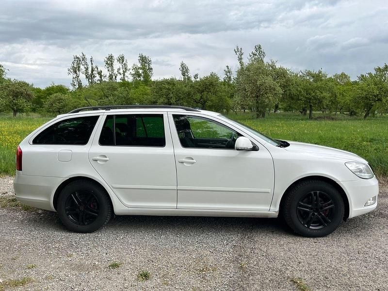 Weiß Gebraucht 2012 Skoda Octavia Kombi | 4.950 € (Superpreis) - Bild 1/4