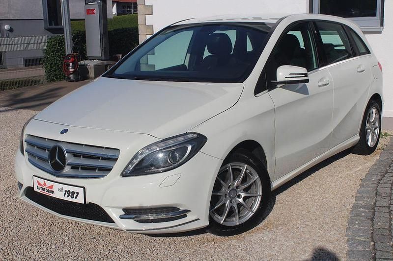 Weiß Gebraucht 2013 Mercedes B180 Van / Kleinbus | 10.990 € (Guter Preis) - Bild 1/4