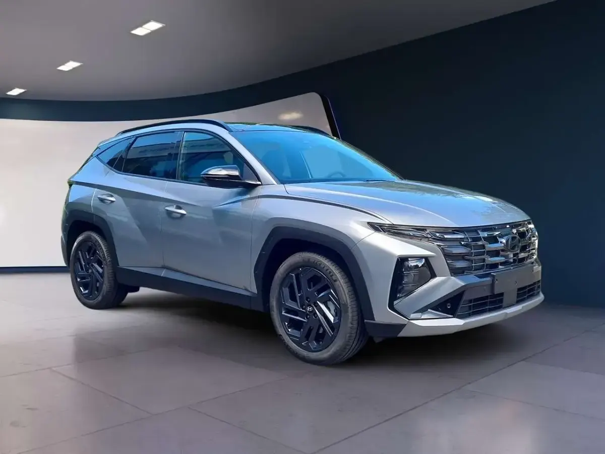 Neu Hyundai Tucson 150 PS (110 kW) 2026 R2t shimmering silver metallic SUV