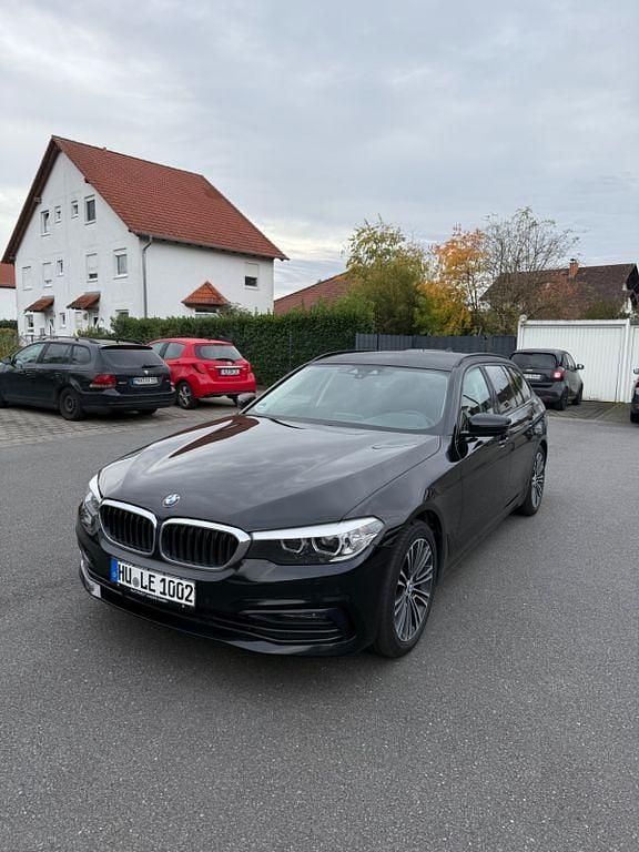 Schwarz Gebraucht 2019 BMW 520 Performance Kombi | 22.999 € (Guter Preis) - Bild 1/4