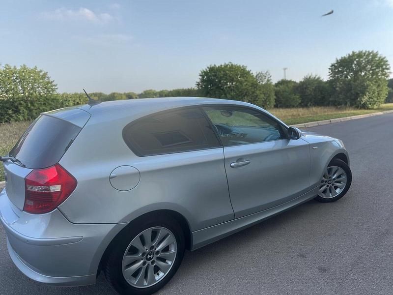 Second-hand BMW 116 122 CP (89 kW) 2009 Argintiu Hatchback