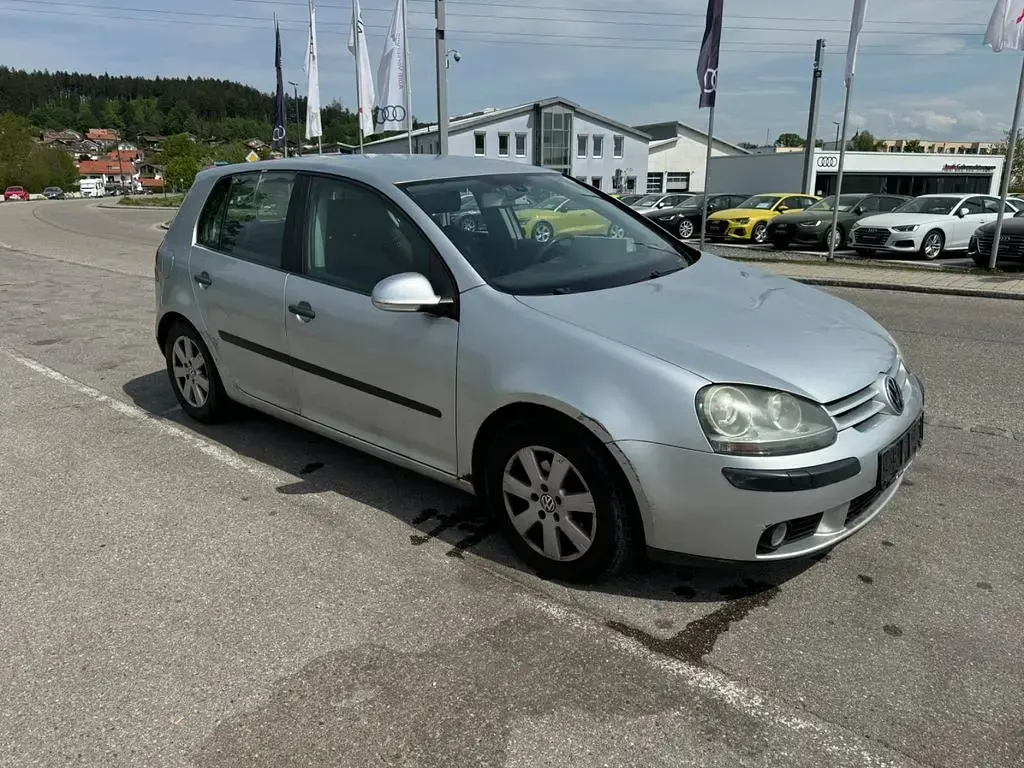 Second-hand VW Golf IV 102 CP (75 kW) 2004 Argintiu Berlinǎ