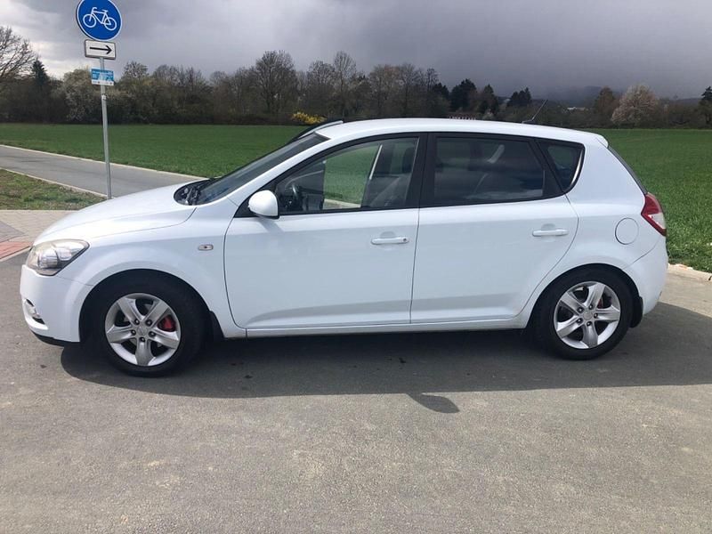 Gebraucht Kia Ceed 116 PS (85 kW) 2011 Weiß Kleinwagen