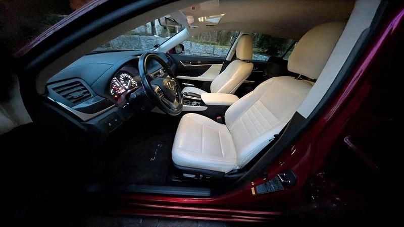 Gebraucht Lexus GS300h 223 PS (164 kW) 2018 Rot Limousine