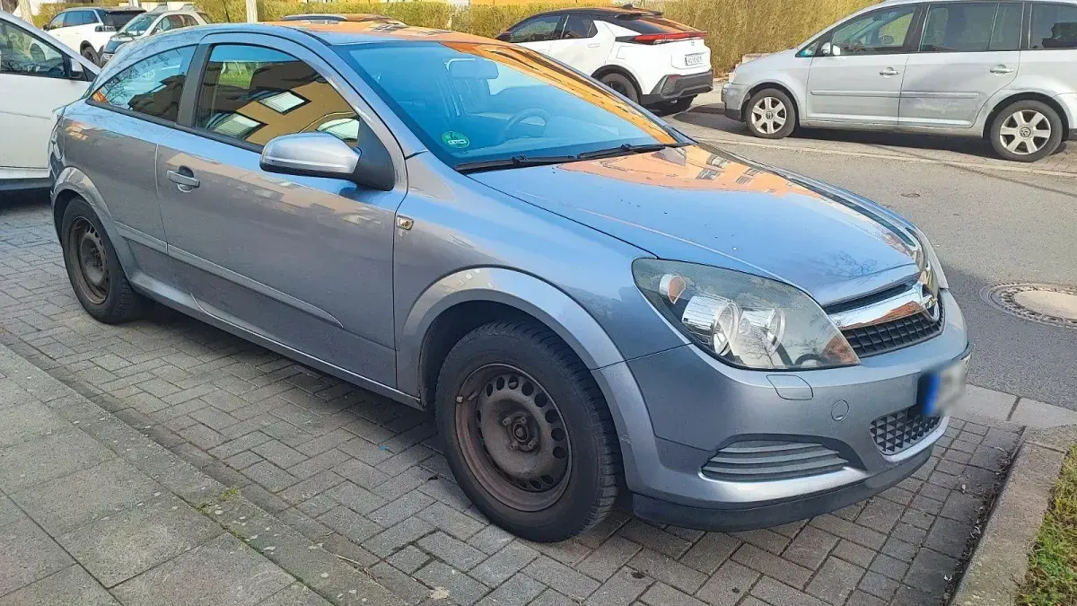 Używany Opel Astra GTC 90 KM (66 kW) 2009 Szary Sedan/Limuzyna