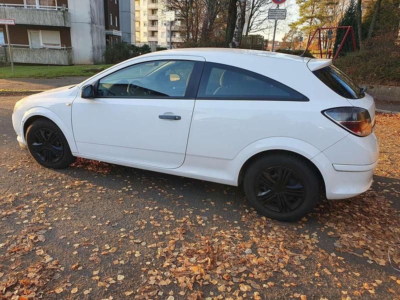 Weiß Gebraucht 2009 Opel Astra GTC Selection Coupé | 2.850 € (Fairer Preis) - Bild 1/4