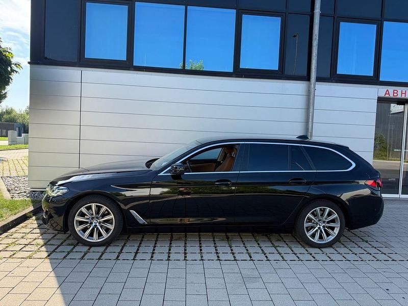 Schwarz Gebraucht 2022 BMW 520 Kombi | 32.999 € (Fairer Preis) - Bild 1/4