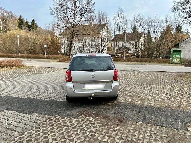 Gebraucht Opel Zafira 116 PS (85 kW) 2008 Silber Van / Kleinbus