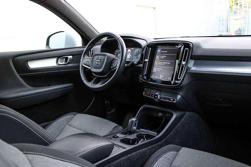 Gebraucht Volvo XC40 Momentum 163 PS (119 kW) 2020 Silber SUV
