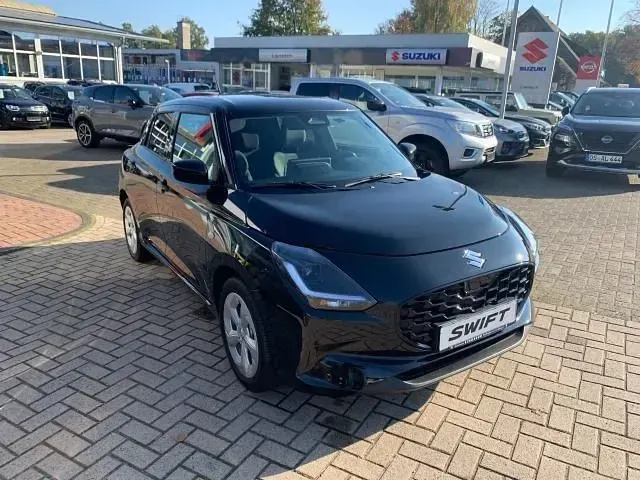 Neu Suzuki Swift Comfort 83 PS (61 kW) 2025 Schwarz Kleinwagen