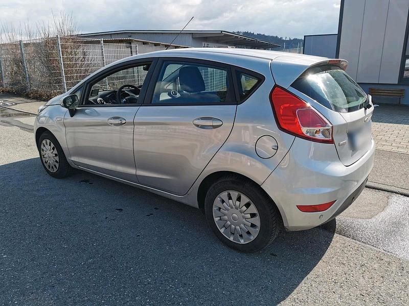 Gebraucht Ford Fiesta 95 PS (69 kW) 2013 Silber Kleinwagen