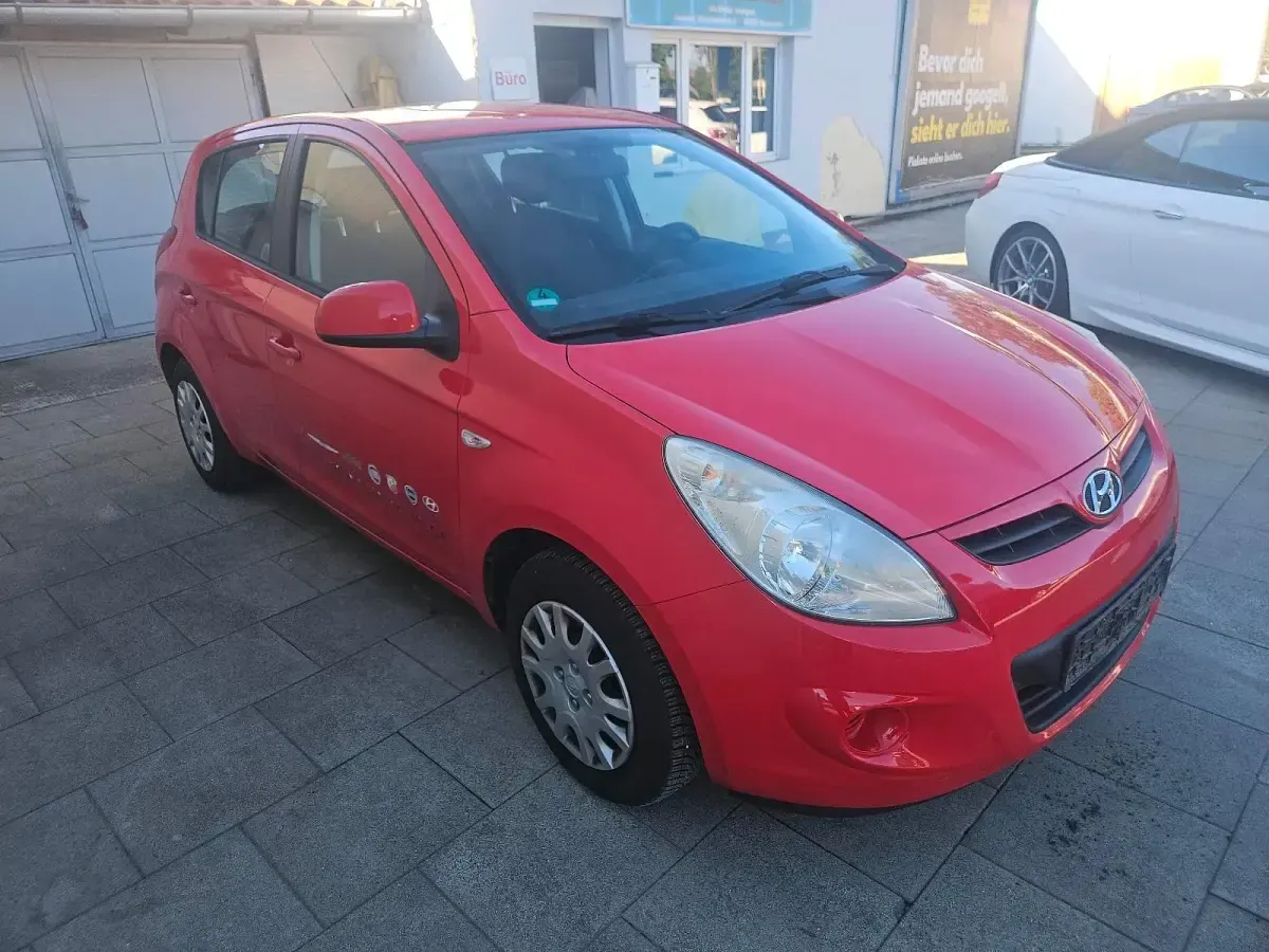 Gebraucht Hyundai i20 77 PS (56 kW) 2011 Rot Kleinwagen