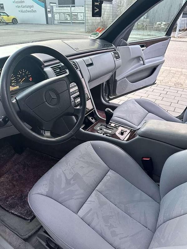 Gebraucht Mercedes E320 220 PS (161 kW) 1995 Silber Limousine