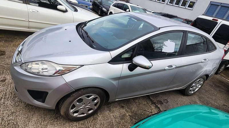Silber Gebraucht 2013 Ford Fiesta Titanium Kleinwagen | 1.500 € - Bild 1/4