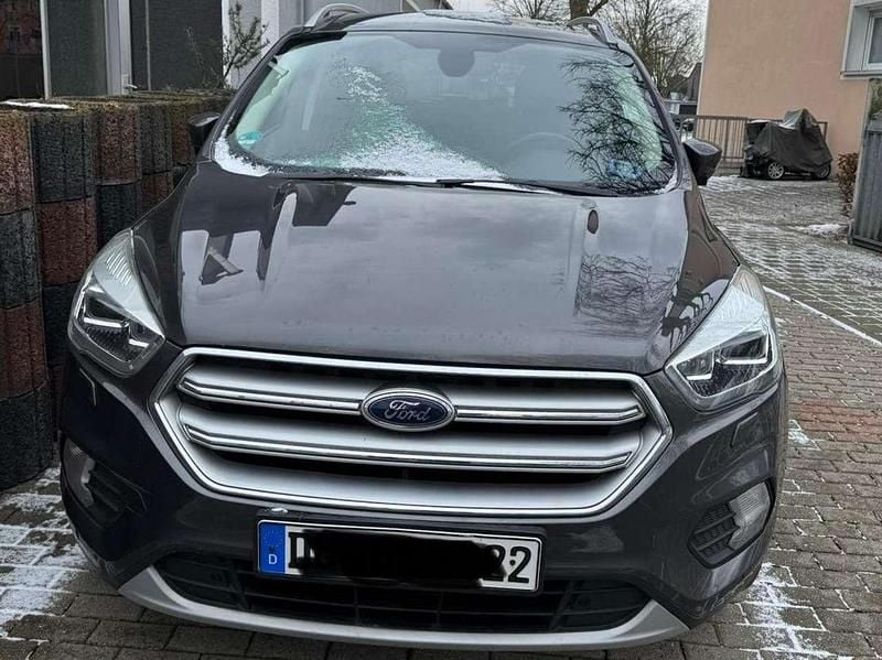 Grau Gebraucht 2018 Ford Kuga Titanium SUV | 13.000 € (Guter Preis) - Bild 1/4