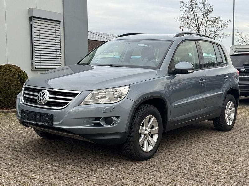 Grau Gebraucht 2009 VW Tiguan Track & Field SUV | 8.990 € (Fairer Preis) - Bild 1/4