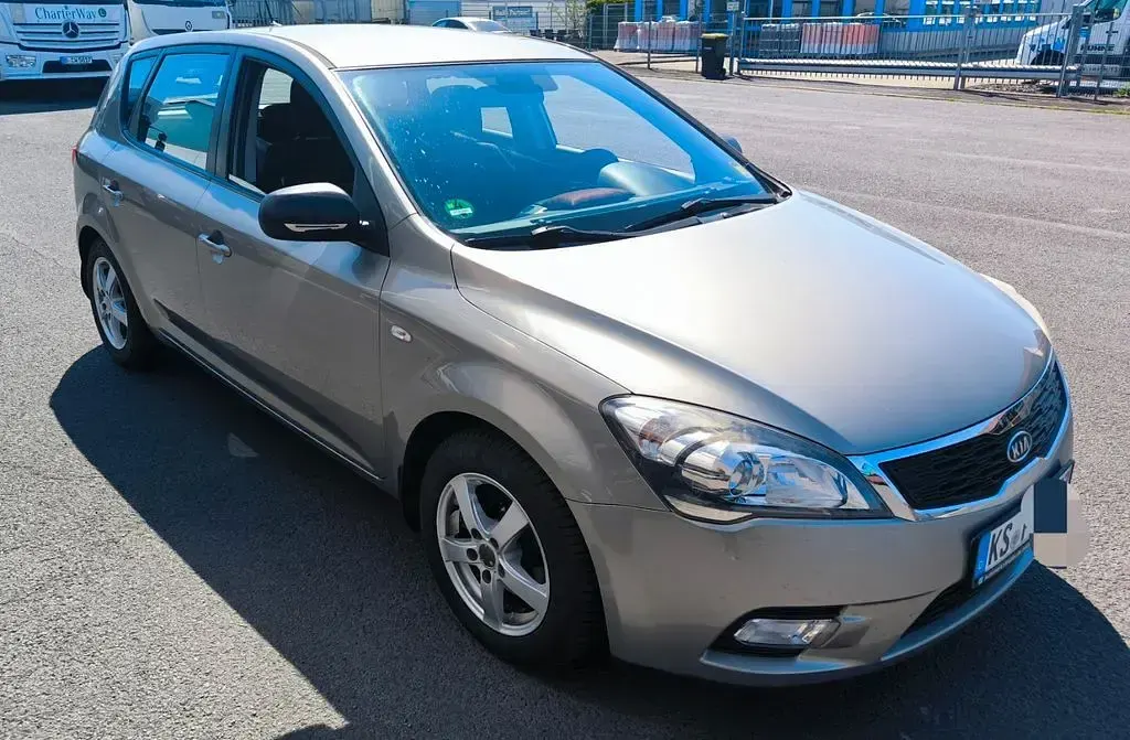 Gebraucht Kia Ceed Attract 105 PS (77 kW) 2011 Grau Kleinwagen