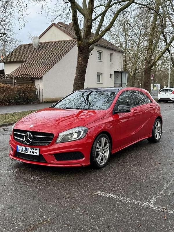 Gebraucht Mercedes A180 122 PS (89 kW) 2015 Rot Kleinwagen