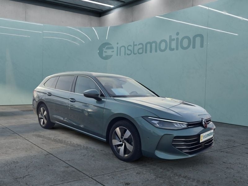 Grün Gebraucht 2024 VW Passat Van / Kleinbus | 36.640 € (Guter Preis) - Bild 1/3