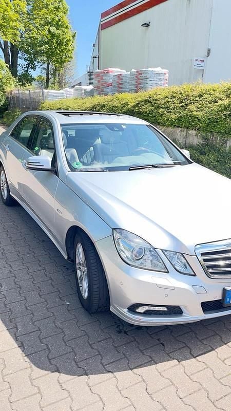 Gebraucht Mercedes E220 170 PS (125 kW) 2009 Silber Limousine