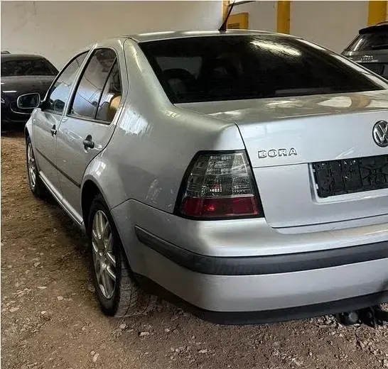 Usado VW Bora 116 HP (85 kW) 2004 Prateado Sedan