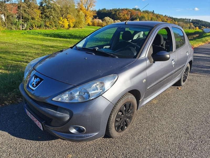 Grau Gebraucht 2010 Peugeot 206+ Kleinwagen | 1.990 € (Guter Preis) - Bild 1/4