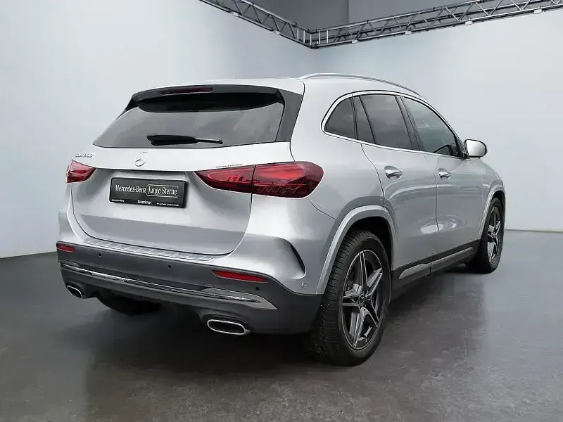 Gebraucht Mercedes GLA200 AMG 163 PS (119 kW) 2023 Silber iridiumsilber (metallic) SUV