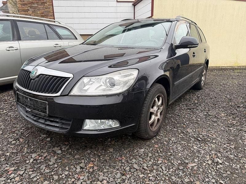 Schwarz Gebraucht 2012 Skoda Octavia Family Kombi | 3.490 € (Fairer Preis) - Bild 1/4