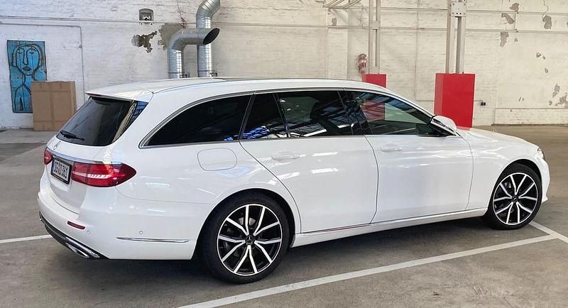 Weiß Gebraucht 2017 Mercedes E220 Exclusive Kombi | 17.300 € (Guter Preis) - Bild 1/4