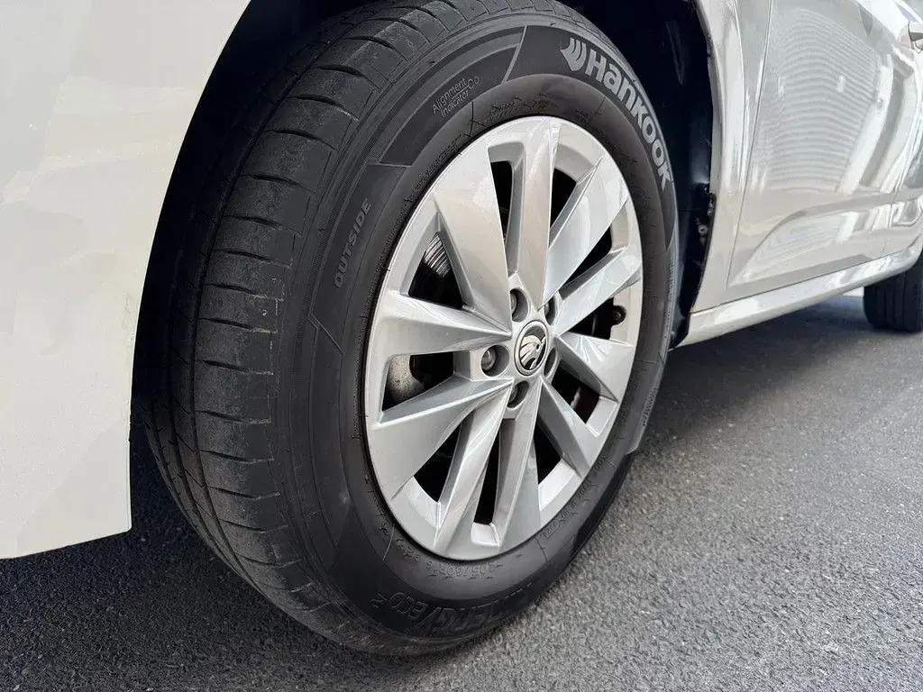 Gebraucht Skoda Kamiq Selection 95 PS (69 kW) 2023 Candyweiß SUV