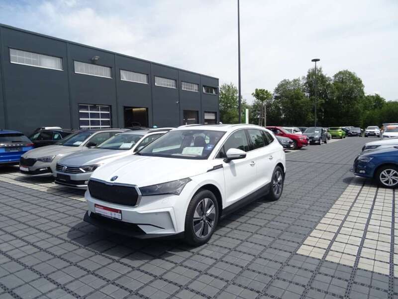 Weiss Gebraucht 2022 Skoda Enyaq iV Loft SUV | 36.870 € - Bild 1/4