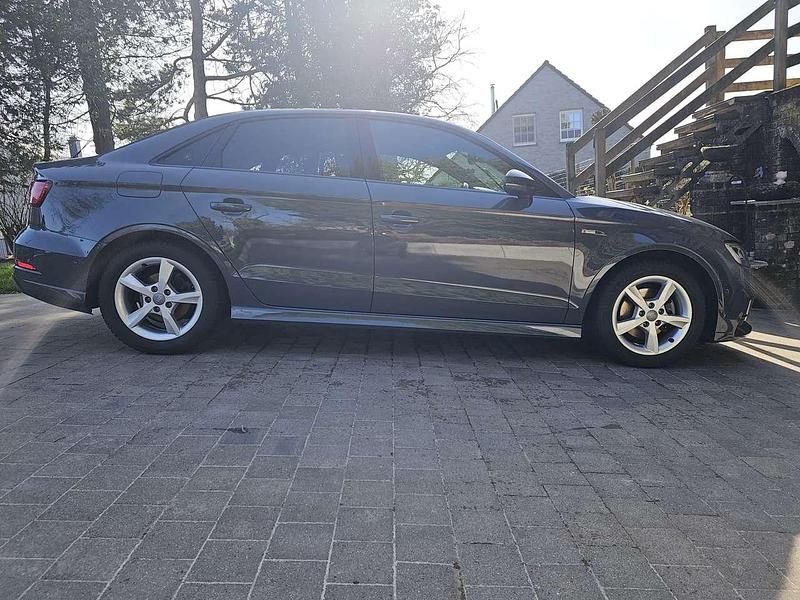 Gebraucht Audi A3 Sport 116 PS (85 kW) 2018 Grau Limousine