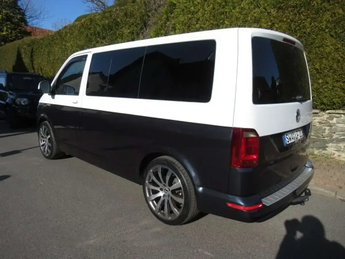 Gebraucht VW Caravelle 150 PS (110 kW) 2016 Indigoblauperleffekt/weiss Van