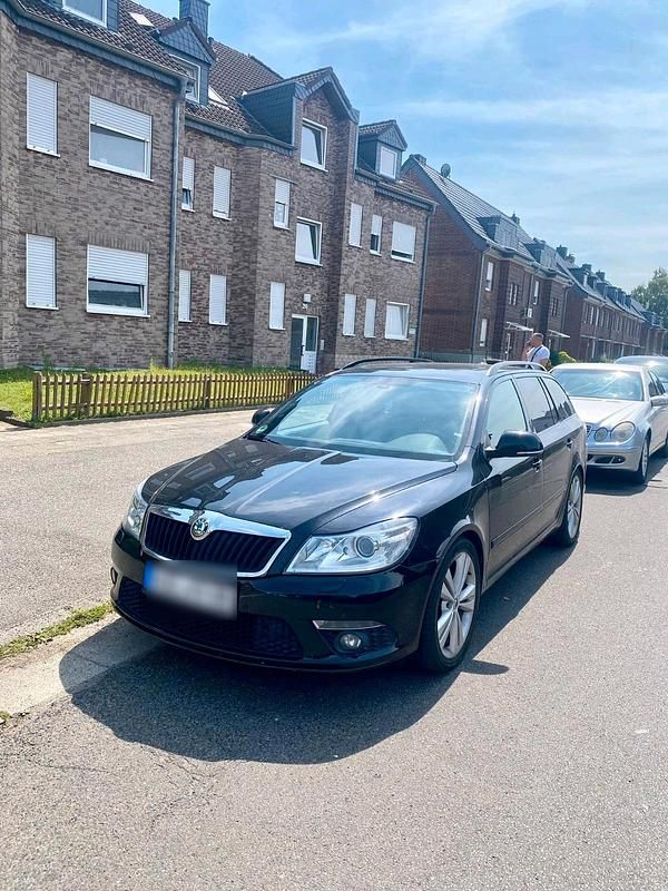 Schwarz Gebraucht 2011 Skoda Octavia vRS Kombi | 7.200 € - Bild 1/4