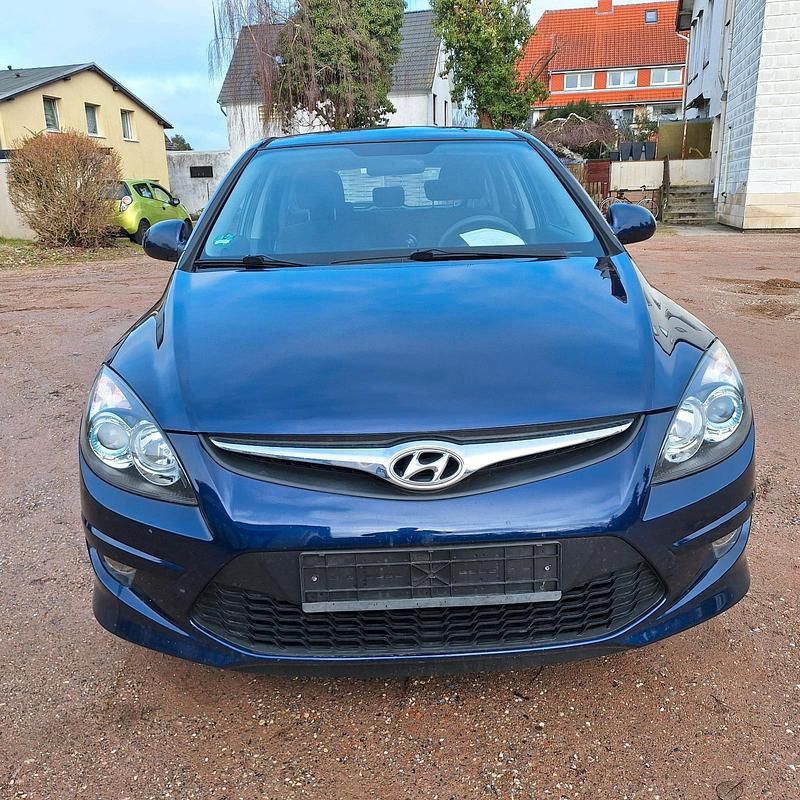 Gebraucht Hyundai i30 Comfort 109 PS (80 kW) 2011 Blau Kleinwagen