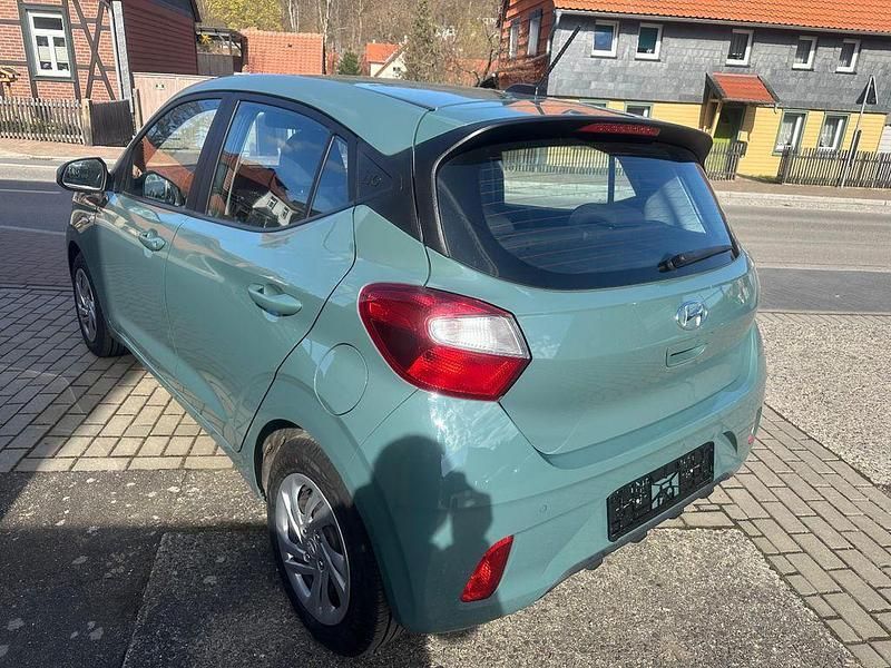 Gebraucht Hyundai i10 Select 67 PS (49 kW) 2021 Grün Kleinwagen