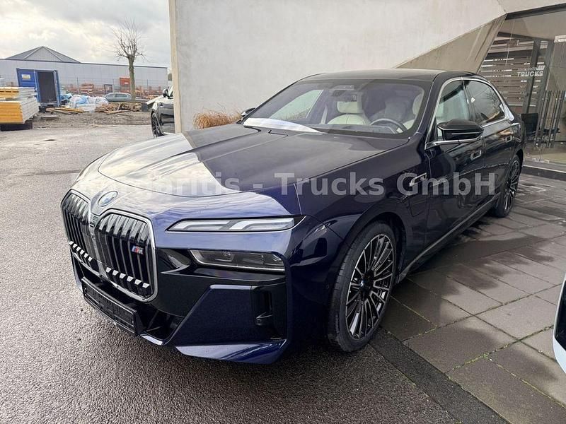 Gebraucht BMW M760e Performance 581 PS (427 kW) 2024 Blau Limousine