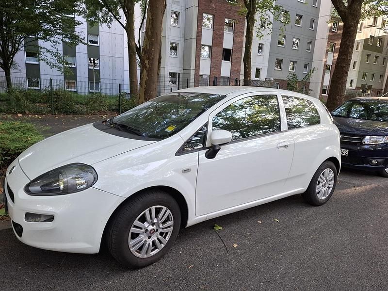Weiß Gebraucht 2015 Fiat Punto Kleinwagen | 2.000 € (Guter Preis) - Bild 1/4