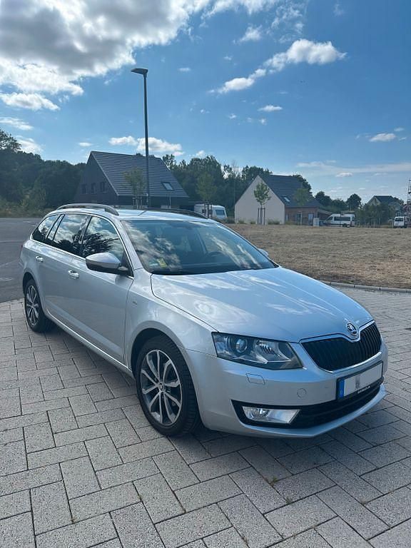Silber Gebraucht 2015 Skoda Octavia Kombi | 6.499 € (Superpreis) - Bild 1/4