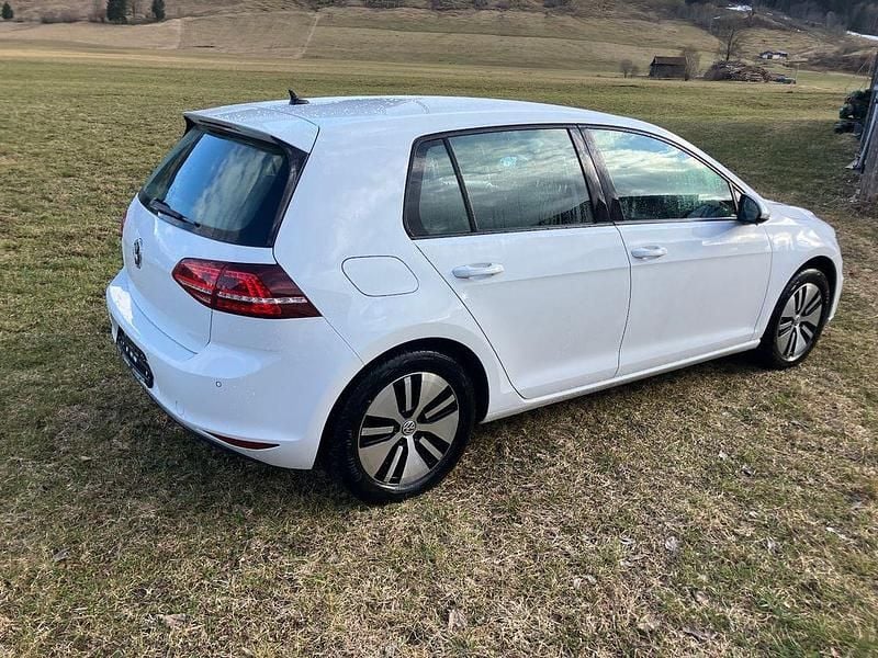 Gebraucht VW e-Golf 85 kW (116 PS) 2015 Weiß Kleinwagen