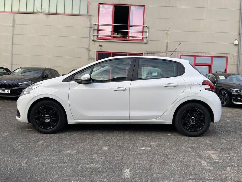 Gebraucht Peugeot 208 Active 82 PS (60 kW) 2018 Weiß Kleinwagen