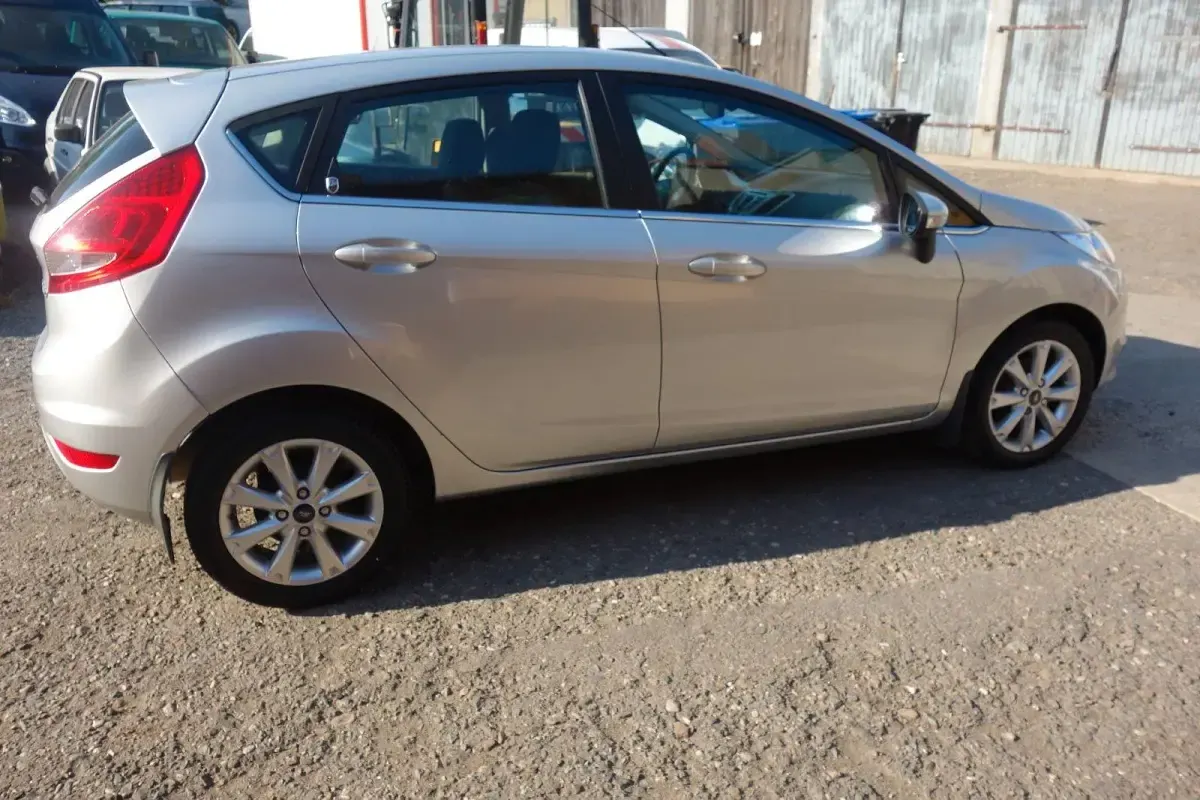 Gebraucht Ford Fiesta 82 PS (60 kW) 2009 Silber Limousine