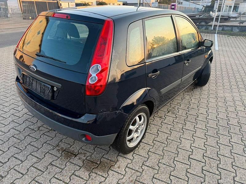 Gebraucht Ford Fiesta Ambiente 60 PS (44 kW) 2005 Blau Kleinwagen