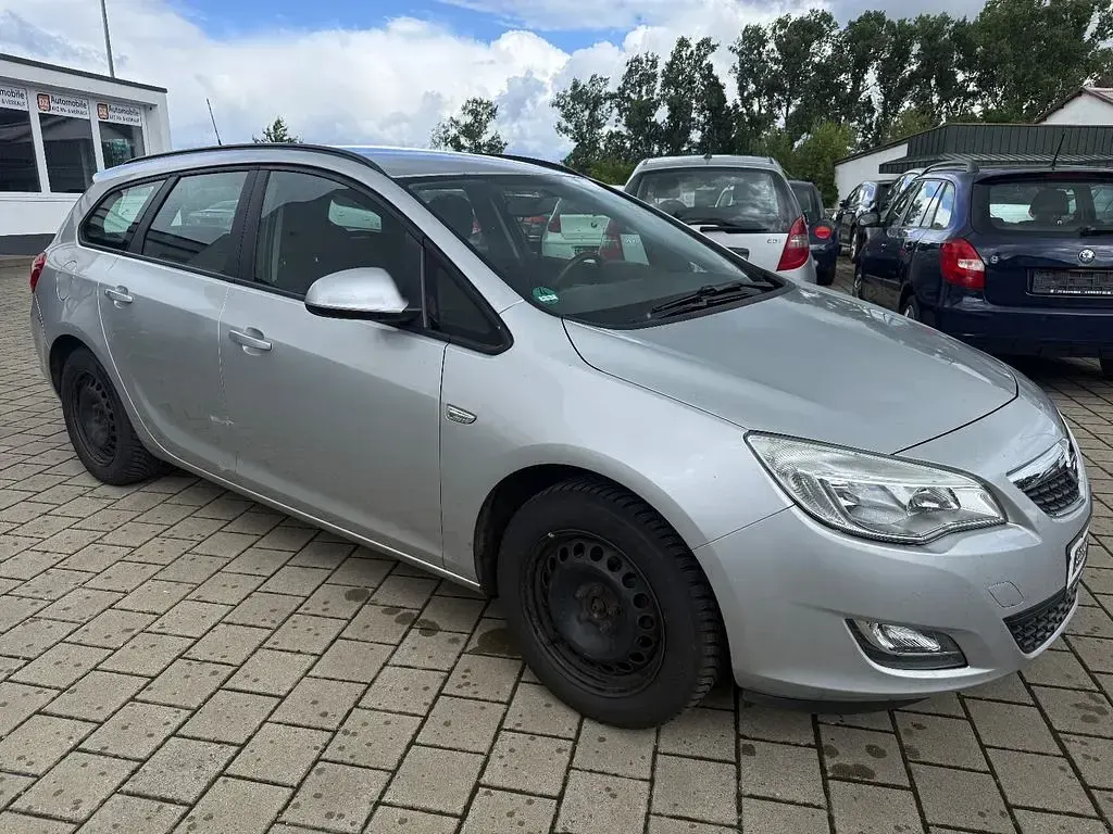 Gebraucht Opel Astra Edition 140 PS (102 kW) 2011 Silber Kombi