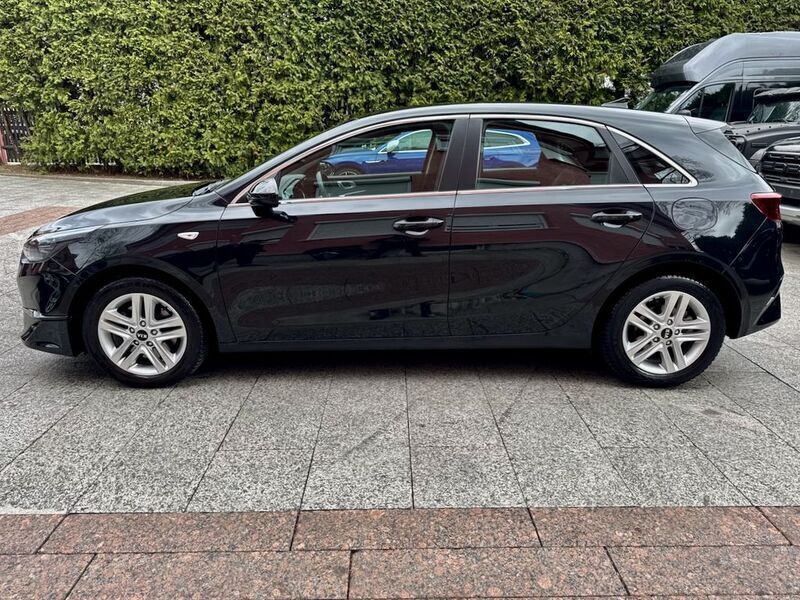 Schwarz Gebraucht 2023 Kia Ceed Vision Limousine | 17.980 € (Superpreis) - Bild 1/4