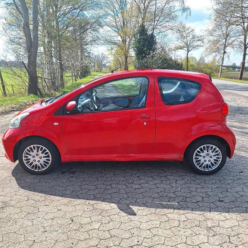 Gebraucht Toyota Aygo 68 PS (50 kW) 2006 Rot Kleinwagen