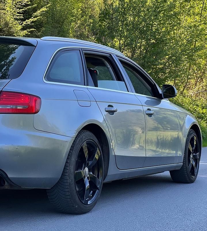 Grau Gebraucht 2009 Audi A4 Kombi | 5.700 € (Fairer Preis) - Bild 1/4