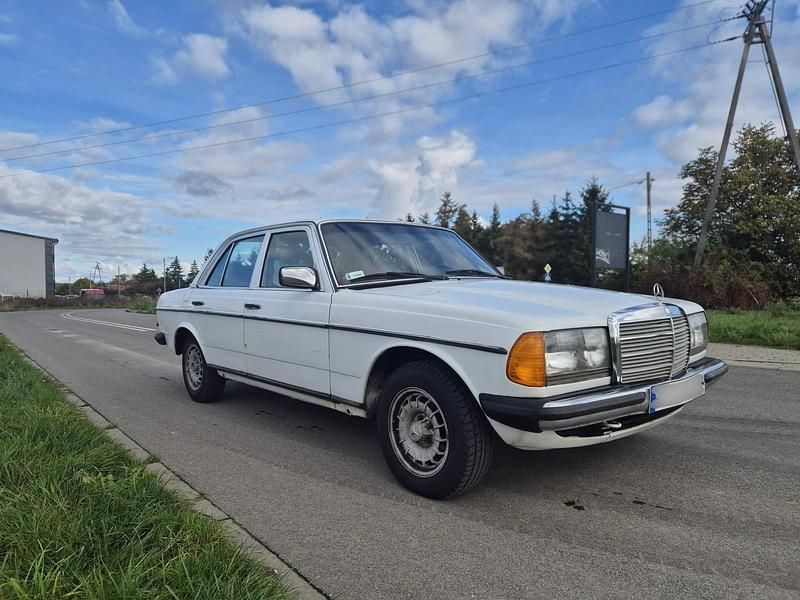 Weiß Gebraucht 1978 Mercedes 240 Limousine | 5.500 € - Bild 1/4