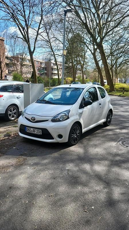 Gebraucht Toyota Aygo 68 PS (50 kW) 2012 Weiß Kleinwagen